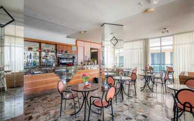 Obóz młodzieżowy, Rimini h. Crown*** - obóz Chill out Zone - wylot z Warszawy Hotel Crown***, 8 dni 14-18 lat